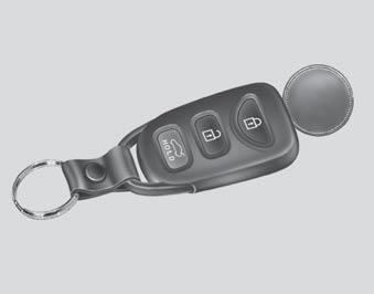 Cechy samochodu Hyundai D020200AEN Środki ostrożności związane z nadajnikiem UWAGA Nadajnik nie będzie działał w następujących okolicznościach: Kluczyk znajduje się w stacyjce zapłonowej.