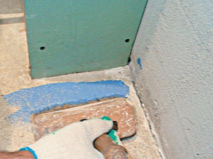 hydroizolacyjną ALPOL AH na krawędzie, do których będzie mocowany wpust podłogowy.