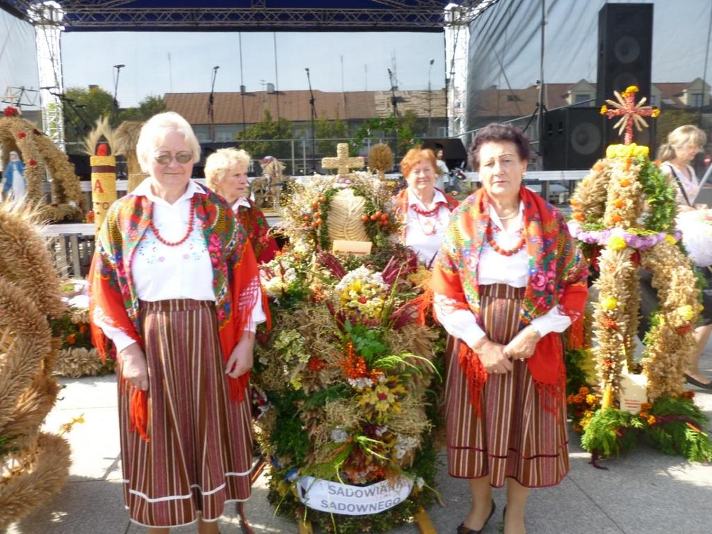 1 Po Eucharystii rozpoczęła się impreza na Rynku Mariackim, podczas której zaprezentowały się zespoły: Zespół Ludowy Węgrowianie, Zespół Pieśni i Tańca Korytnickie Promyczki, Zespół Śpiewaczy
