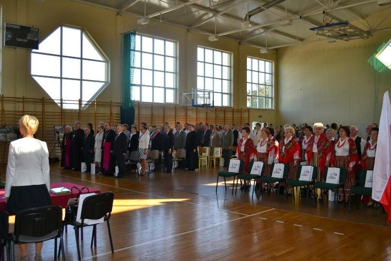 Jana Chrzciciela w Sadownem i Zespół Szkół Ponadgimnazjalnych, postanowili wykorzystać obiekt sportowy do zorganizowania uroczystej Sesji Rady Gminy Sadowne.