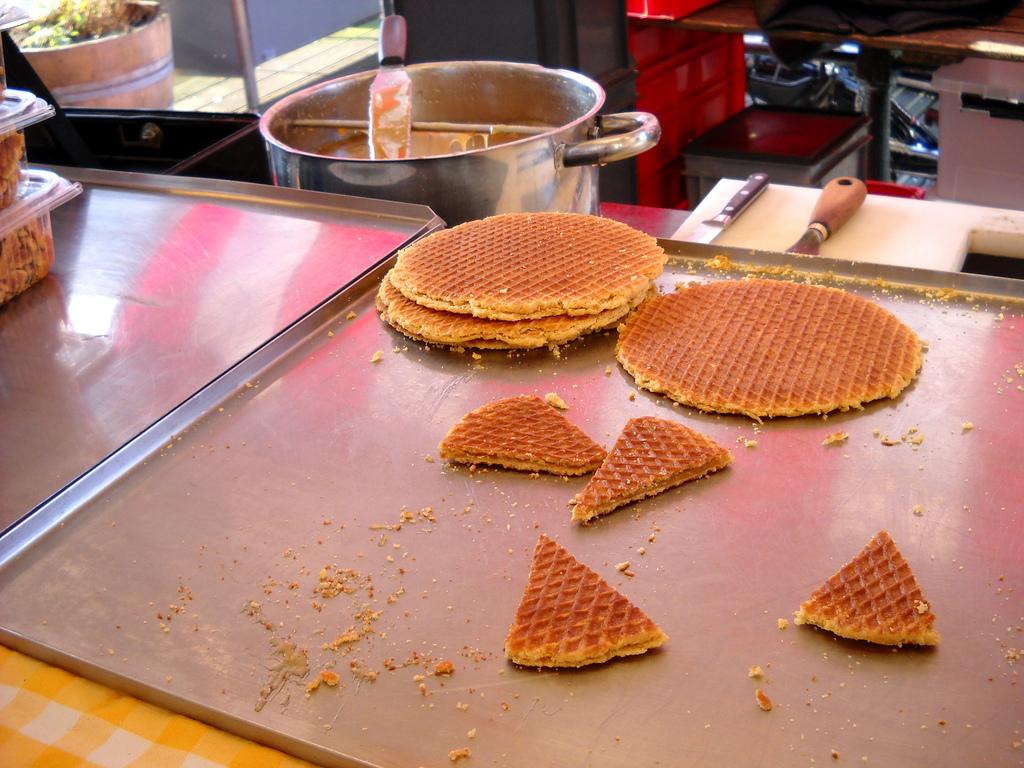3. Frytki z holenderskim sosem orzechowym Frytki jakie są każdy widzi. Holenderskie i Belgijskie to jeden czort grubo ciosane, z chrupiącą skórką i miękkim wnętrzem.