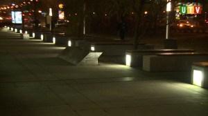 [dropcap] [/dropcap]fani skateboardingu mogą korzystać z tej miejscówki tylko poza godzinami otwarcia Urzędu.