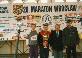 Maratończycy KB Burza Wrocław (Tomasz Sobczyk, Jerzy Siemaszko, Zbigniew Siemaszko) zwyciężyli w klasyfikacji drużynowej jubileuszowego 20. Maratonu Wrocław 2002.