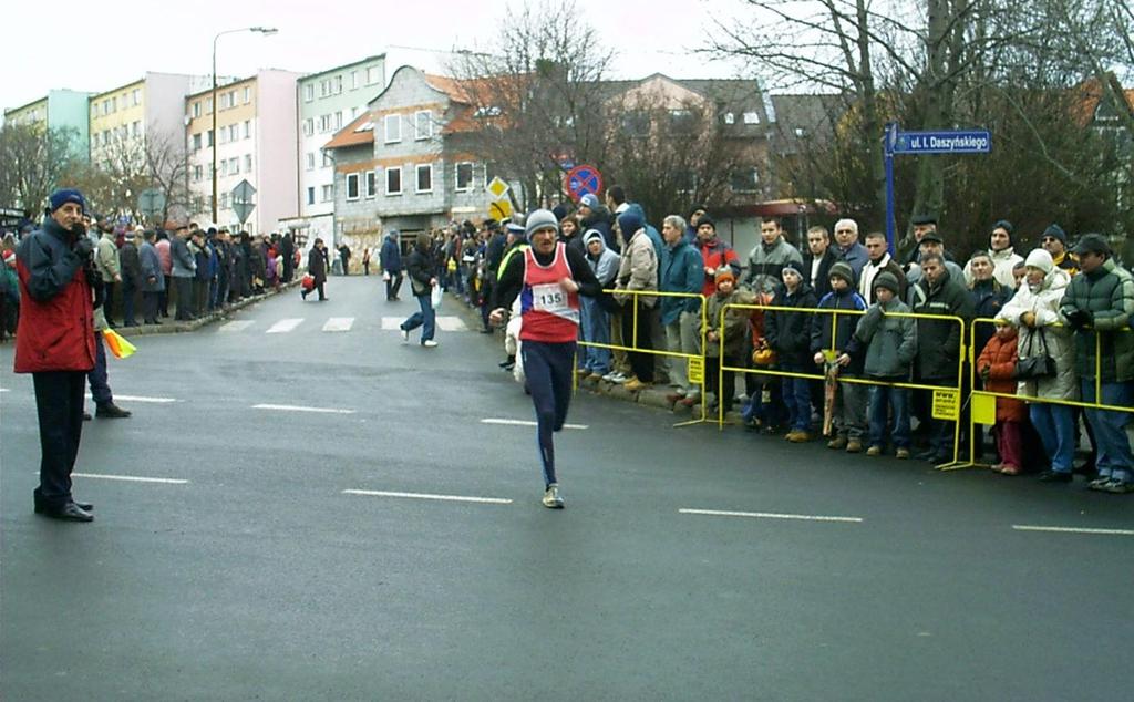 20. Uliczny Bieg Sylwestrowy Trzebnica 2004 31 grudnia 2004 r. 10 km Bieg główny 94.