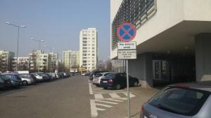 Przy wjeździe od dłuższego czasu te same samochody tak samo parkują.