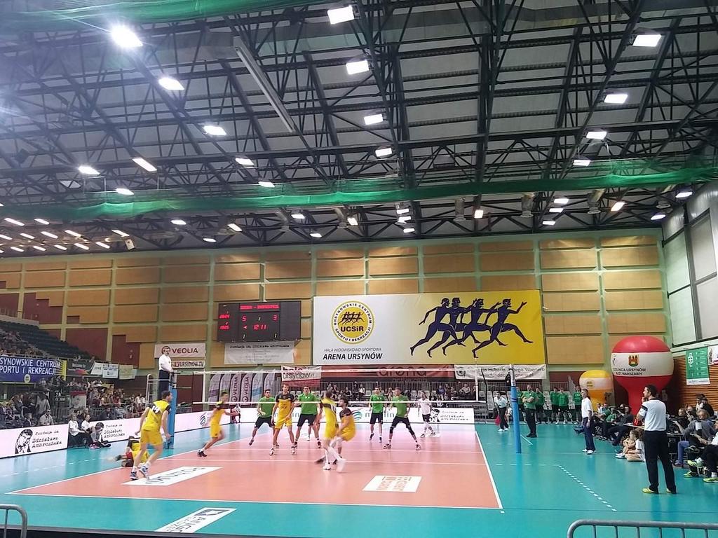 a zaraz po zawodowcach zagrali przyjaciele siatkówki.