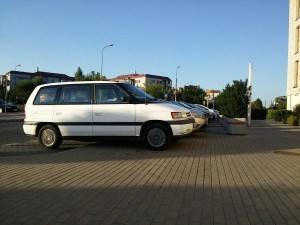 Innowacyjne parkowanie Tuż obok Lidla przy ulicy Stryjeńskich jest mały parking.