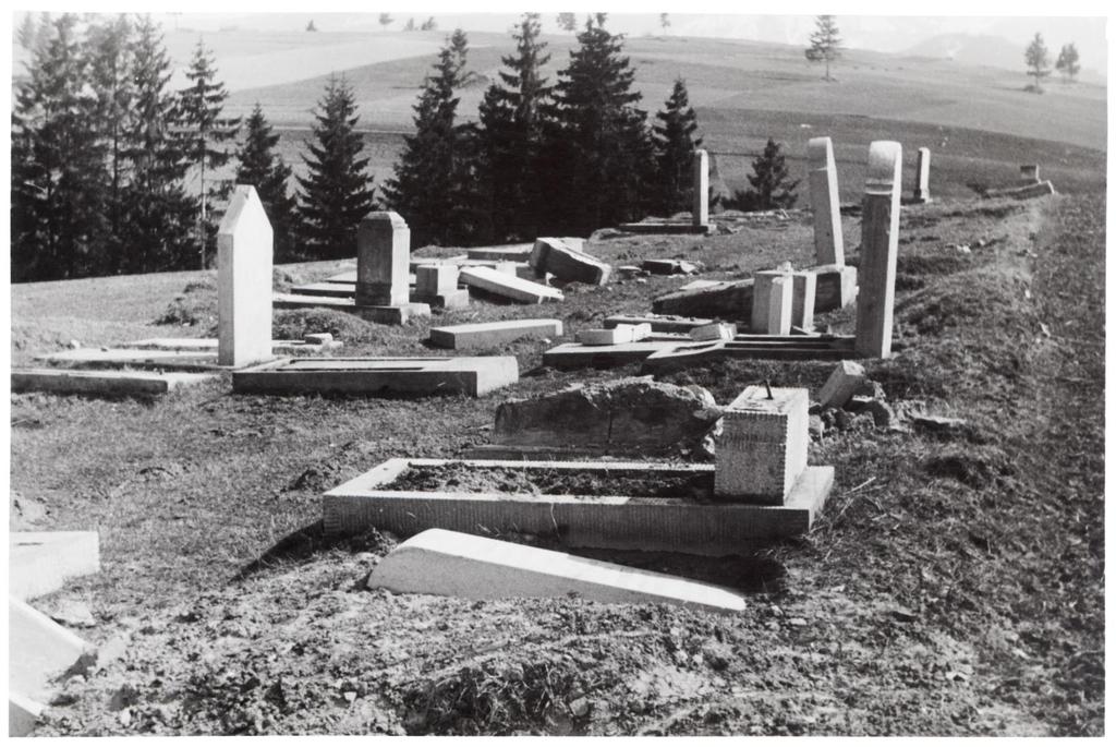 Od lewej: Cmentarz