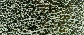 Szyby hartowane Niekiedy nazywane drobnorozpryskowymi, wytwarza się je przez ogrzanie płyty szklanej do około 600 C i szybkie schłodzenie jej do temperatury pokojowej.