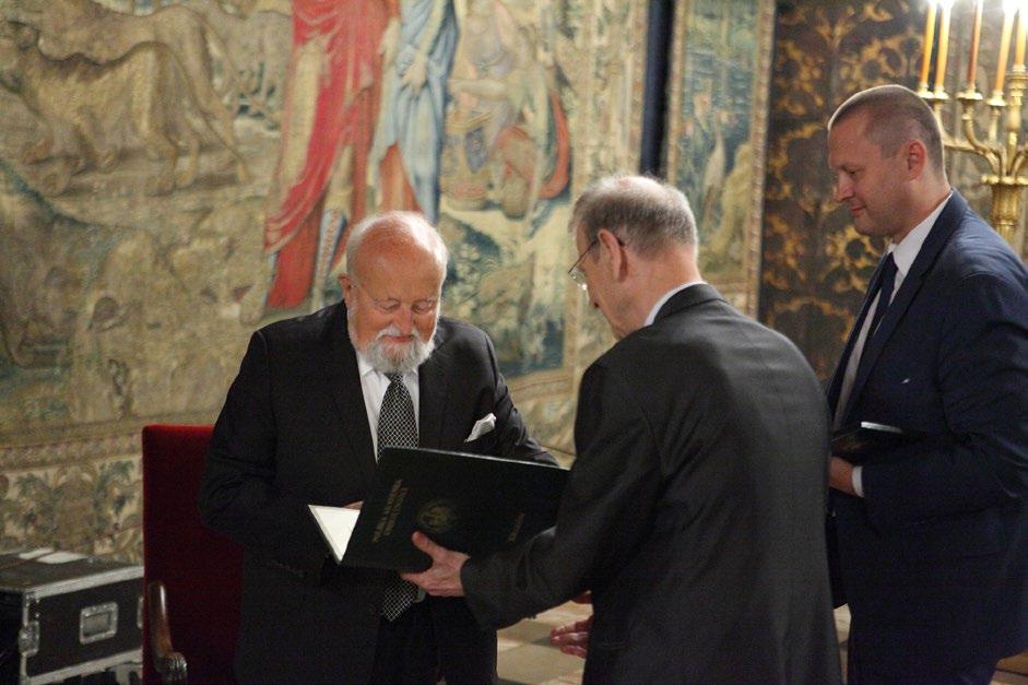 2 Numer 386 Profesor Krzysztof Penderecki przyjmując Nagrodę PAU im.