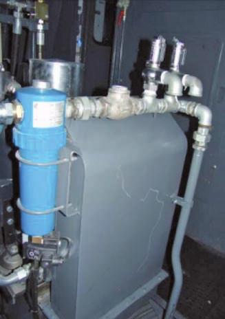 zabudowano prądnicę pomocniczą o mocy ok. 3 kw do zasilania klimatyzatora dachowego oraz chłodnicy oleju hydrostatycznego (rys.