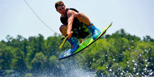Weź udział w ekstremalnej jeździe na wakeboardzie Uwagi Od 13 roku życia za zgodą rodzica zezwalamy dziecku na samodzielne wyjście do sklepu, który znajduje się ok. 30 metrów za bramą ośrodka.