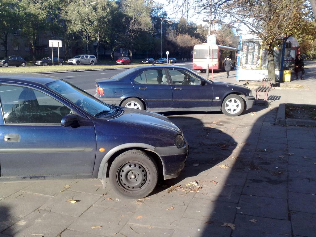 Fot.. Samochody blokujące całą szerokość chodnika. Fot: Kamil Pielak,.