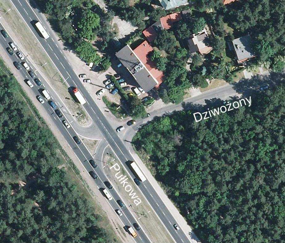 Na skrzyżowaniu ulic Dziwożony Pułkowa, omawiana ulica posiada po 2 pasy ruchu z pasem dzielącym.