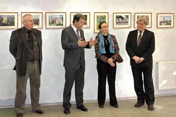 4 2012 m. sausis balandis Jono Paršeliūno fotografijų paroda Lietuvos totoriai jau buvo pristatyta Vilniaus tautinių bendrijų namuose. Dabar nuo balandžio 6 d.