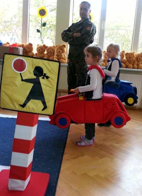 specjalistycznych oraz nabraæ zaufania do pracowników maj¹cych za zadanie udzielanie pomocy.