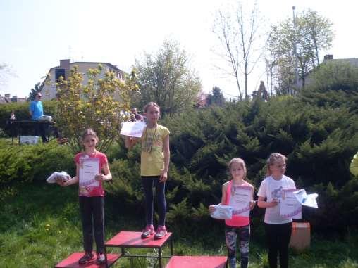 BIEG DZIEWCZĄT rocznika 2004-2005 DYSTANS 800 metrów 1 Jagoda STASIEŃKO 2004 SP 91 Wrocław 2 Klaudia DĄBEK 2004 LUKS Żórawina 3 Oliwia MROŻEK 2004 UKS "Szerszenie" Długołęka 4 Karolina KOZIEŁ 2005 SP