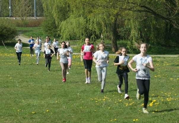 BIEG DZIEWCZĄT rocznika 2002-2003 DYSTANS 1200 metrów 1 Wiktoria MARCZUK 2002 SP 97 Wrocław 2 Martyna KRAUZE 2003 SP 40 Wrocław 3 Dorota PUZIO 2003 UKS Szerszenie Długołęka 4 Patrycja SZYMAŃSKA 2002