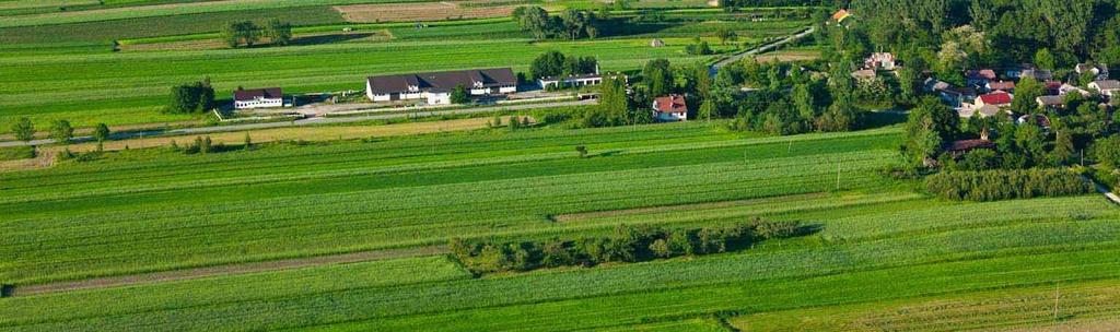 Gmina w przybliżeniu położona jest w centrum województwa świętokrzyskiego w odległości 50 km od Kielc i 25 km od Buska Zdroju. Stanowi najbardziej wysuniętą na północ część powiatu buskiego.