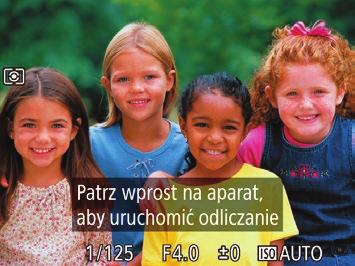 4 Dołącz do pozostałych osób w kadrze i spójrz na aparat. Po wykryciu przez aparat nowej twarzy zwiększy się częstotliwość migania lampki i dźwięku samowyzwalacza.