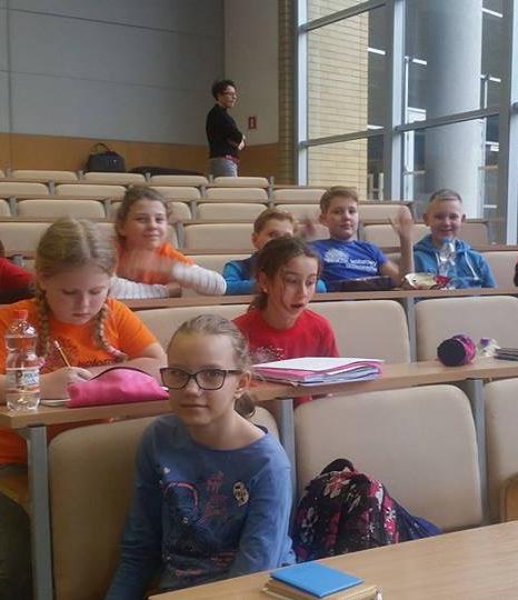 Na miejscu przywitała nas, jak zwykle uśmiechnięta, Pani Koordynator, która poinformowała, że dzisiaj, oprócz dorosłego wykładowcy, przemawia jedna z uczennic.
