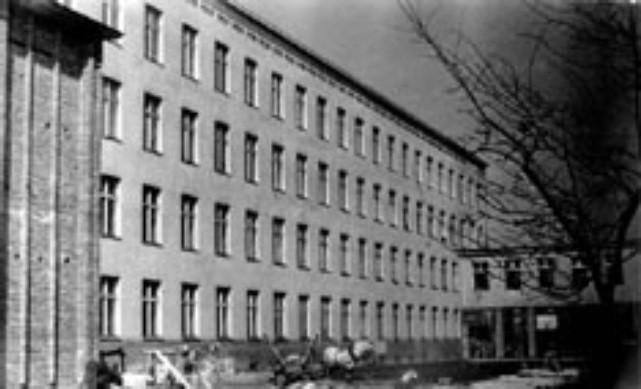 b) 6. Widok na nowo wybudowane według projektu arch. W. Krzyżanowskiego, pawilony: A-1 w 1951 r. (a) i B-1 w 1952 r. (b). Foto: Muzeum Historii AGH.