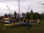 Eurobungee - 2860 zł Długość: 10 m Szerokość: 10 m Wysokość: 7 m Zasilanie: 3 kw/230 V Przejście pod poprzeczką W tej zabawie każdy może pokazać swoje umiejętności: