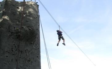 Odbywa się to pod czujnym okiem instruktora, który asekuruje wchodzącego.