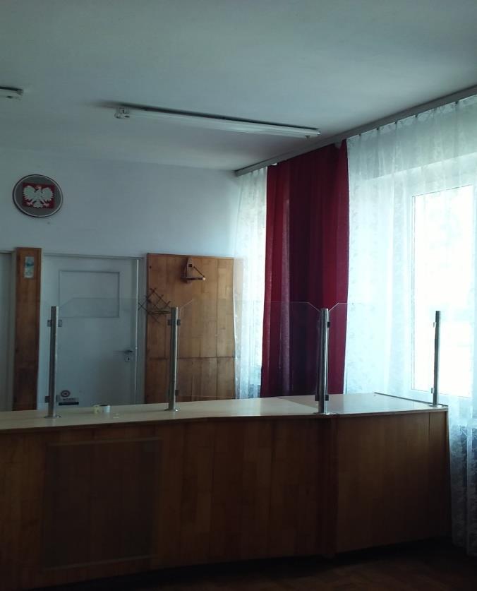 Do lokalu użytkowego przynależy łazienka, korytarz i holl jako