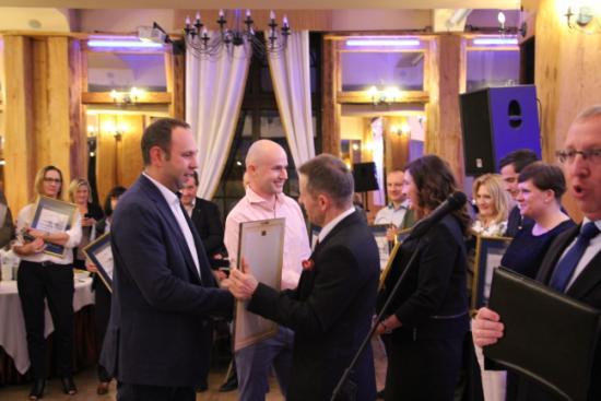 Z O.O. i GAMA. Natomiast za atrakcyjną formę prezentacji podczas Targów wyróżnienia i statuetki otrzymały firmy: AKCESORIA MYŚLIWSKICH J. ŁUSZCZEK, DELTA OPTICAL G.MATOSEK, H.MATOSEK, KALIBER.