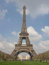C`est la Tour Eiffel. Elle est en metal et en verre. Elle est grande, jolie et dominate.