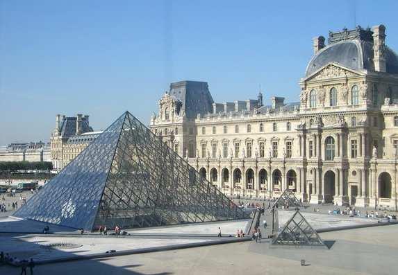 Le palais royal KÓŁKO JĘZYKA FRANCUSKIEGO LE LOUVRE Le musee Un des