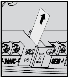 AKTYWACJA BATERII Po instalacji XC sprawdÿ czy wyj¹³eœ izolator styku baterii, aby umo liwiæ zachowanie czasu przez sterownik w przypadku braku zasilania energi¹ elektryczn¹.