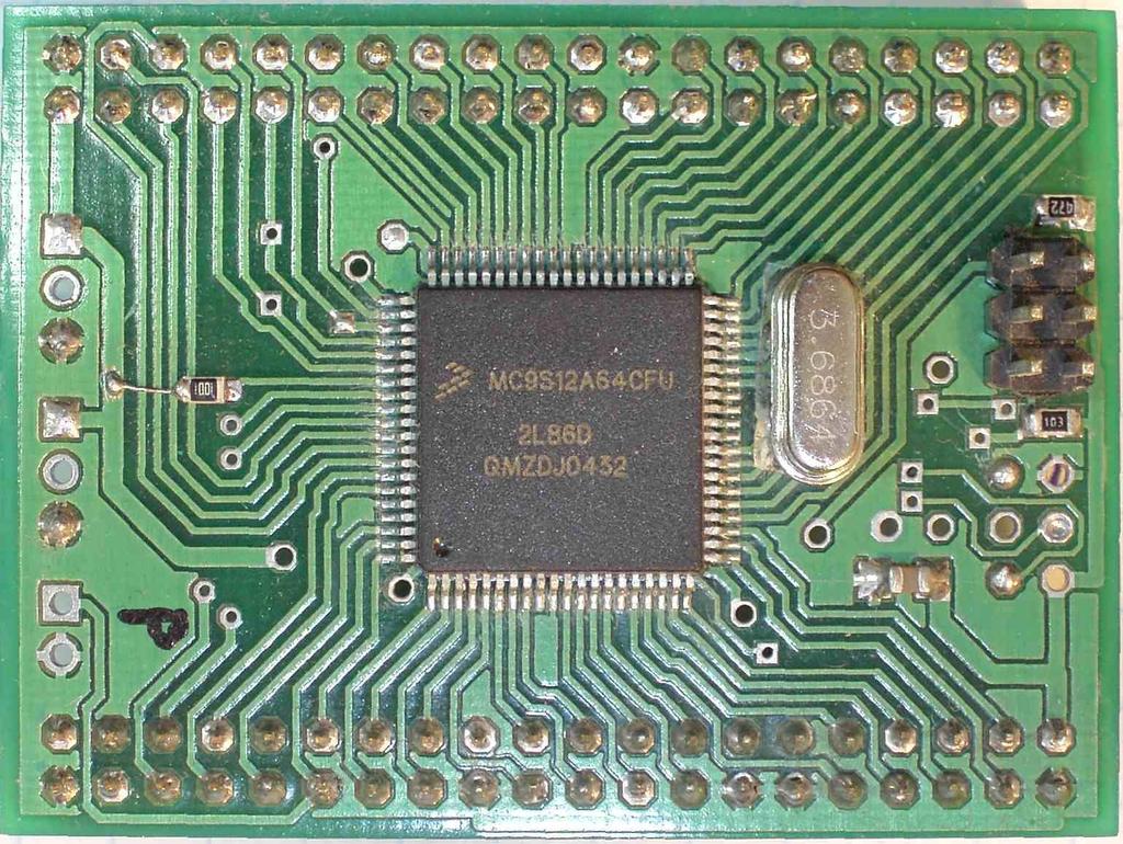 1 Wst ep Opisywana płytka zawiera 16-bitowy mikrokontroler MC9S12A64 1 z rodziny HCS12 firmy Freescale (d.