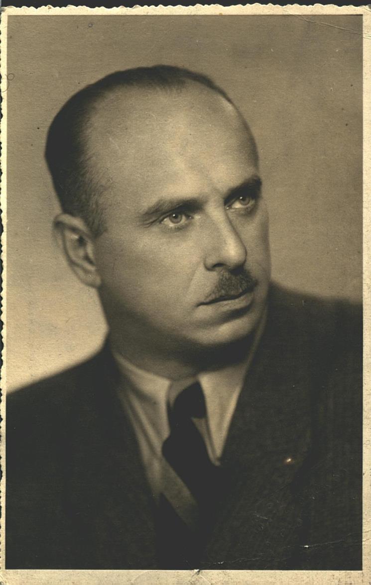 Julian Aleksandrowicz lekarz szkolny, nauczyciel higieny i ćwiczeń cielesnych w Średniej Szkole Handlowej na Stradomiu (od 1938 zwanej Gimnazjum Kupieckim).