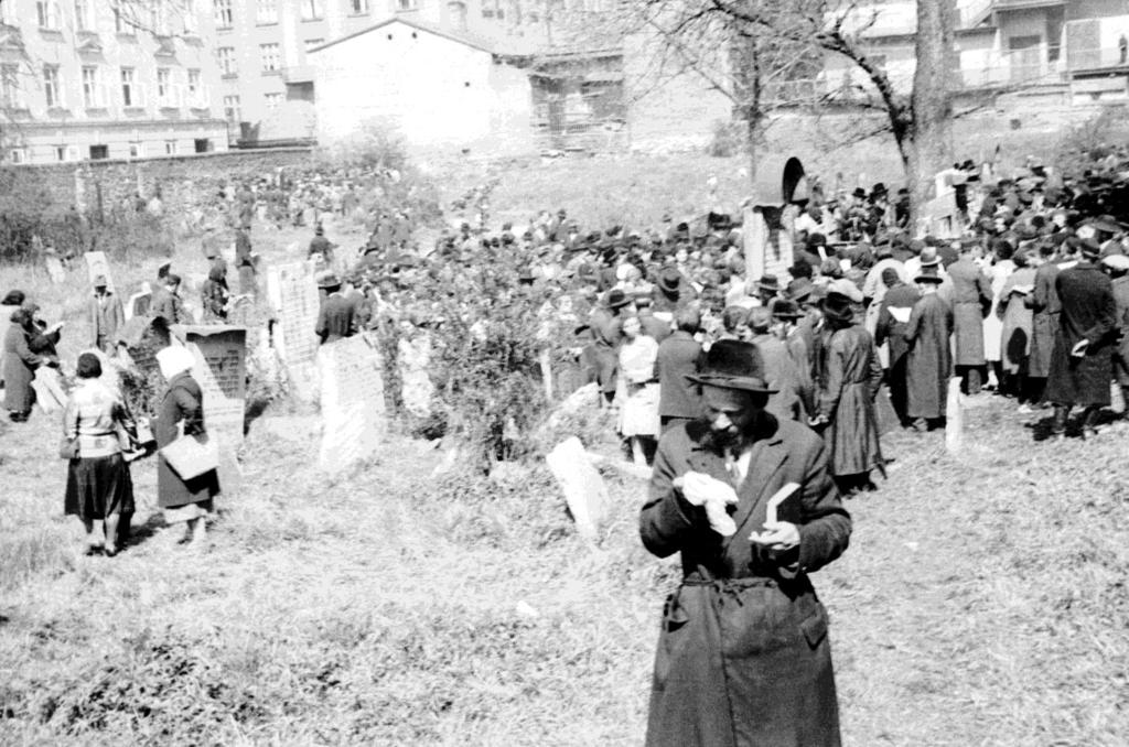 Pobożni Żydzi na Starym Cmentarzu wspominają wielkiego XVI-wiecznego rabina