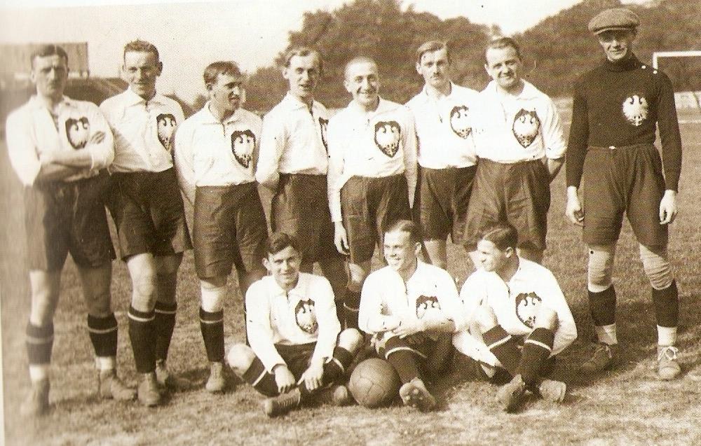 Leon Sperling (stoi czwarty z prawej), pomocnik Cracovii, w piłkarskiej reprezentacji Polski na Igrzyskach Olimpijskich w