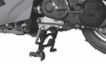 W modelach z wyłącznikiem zapłonu w bocznej nóżce: silnik przestanie pracować, gdy nóżka zostanie opuszczona.