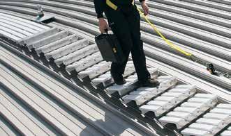 Metoda mocowania: Klamry do mocowania ukrytego System wzdłużny na pokryciu dachowym z mocowaniami ukrytymi Metoda mocowania: Klamry do mocowania ukrytego Systemy WalkSafe do dachów spadzistych