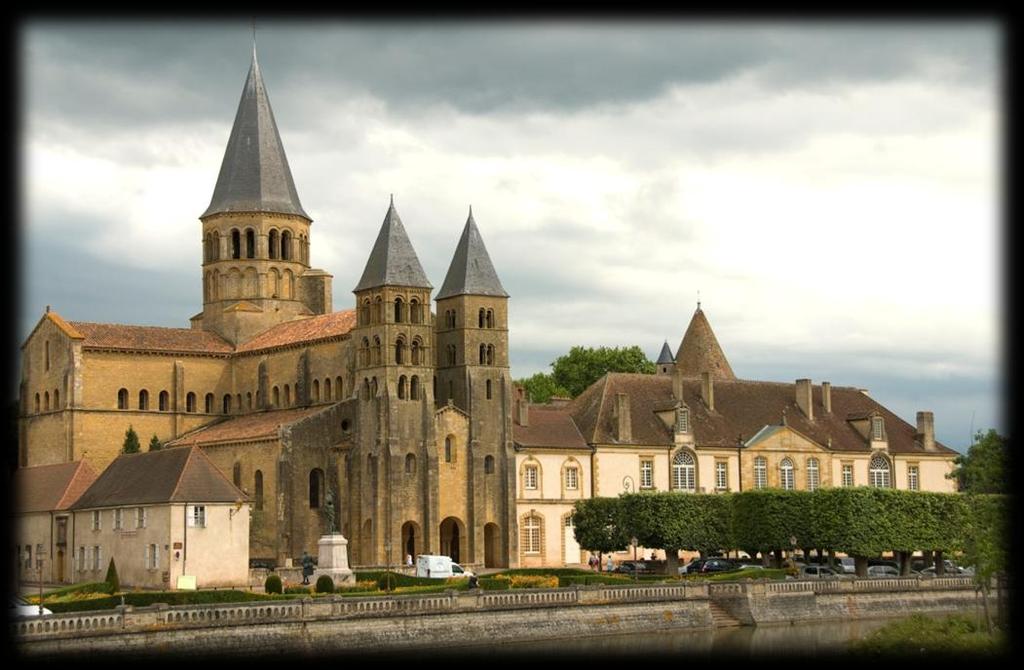Paray-le Monial jest bez wątpienia kamienna bazylika zbudowana na przestrzeni XI i XII wieku przez zakonników z Cluny.