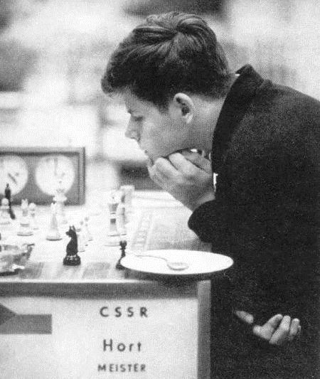 51.Obrona francuska [C11] Chalkhasuren (Mongolia) IM Fichtl (Czechosłowacja) 1.e4 e6 2.d4 d5 3.Sc3 Sf6 4.Gg5 de4 5.Se4 Ge7 6.Gf6 gf6 7.Sf3 b6 8.Gc4 Gb7 9.He2 Sd7 10.0 0 0 c6 11.Whe1 Hc7 12.