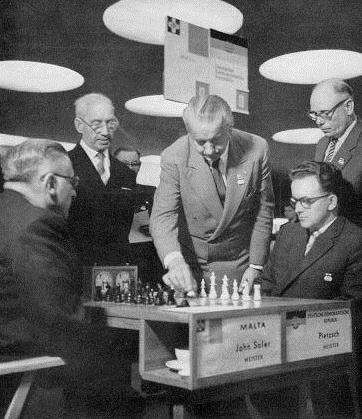 Zaraz rozpocznie się partia Pietzsch (NRD) Soler (Malta). Ruch inauguracyjny wykonuje prezydent FIDE Folke Rogard. Zdjęcie: Archiwum autora 1.