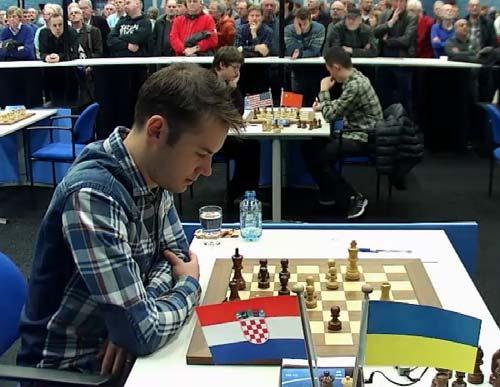 Lagrave 1,0 : 0,0 Ding Liren Caruana (po lewej) Carlsen Krzysztof Puszczewicz Mistrz świata Carlsen wykazał się wielkim duchem sportowym i po porażce z Wojtaszkiem wygrał trzecią z rzędu