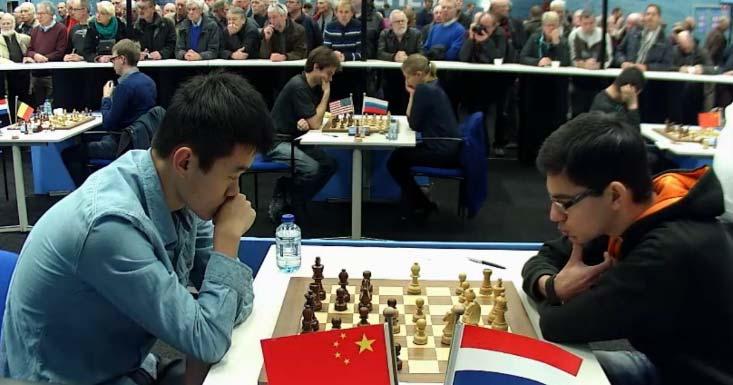 Caruana 0,5 : 0,5 Hou Yifan Krzysztof Puszczewicz Sarić (po