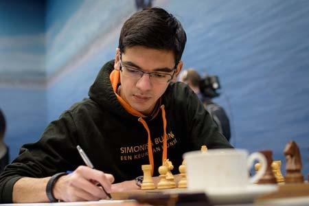 861.Debiut Retiego [A13] GM Giri (Holandia) 2784 GM So (USA) 2762 1.c4 e6 2.g3 d5 3.Gg2 Sf6 4.Sf3 d4 5.0 0 c5 6.e3 Sc6 7.ed4 cd4 8.d3 Gd6 9.Sa3 e5 10.c5 Gc5 11.Sc4 Sd7 12.We1 0 0 13.Sfe5 Sce5 14.