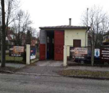 Budynek otynkowany, posadzka cementowa, drzwi garażowe drewniane dwuskrzydłowe, stolarka okienna i drzwiowa drewniana.