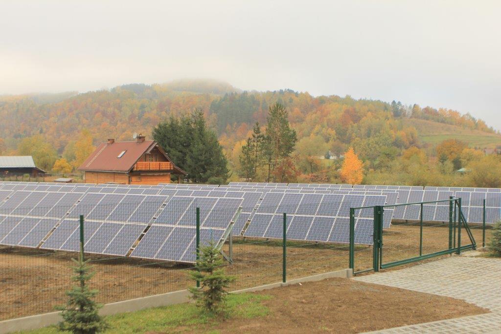 WYBRANE INSTALACJE OZE NA TERENIE GMINY farma fotowoltaiczna zasilająca oczyszczalnię ścieków w m.