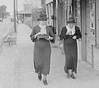 przykład: kobiety z Natchez Dane: lista obecności 18 pań z miasteczka Natchez w Mississippi na 14 imprezach w 1935 roku. Freeman, 2003 : 21 sposobów określania klik i ich liderów.