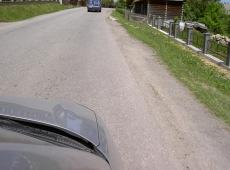 Jej standard techniczny powinien zostać podniesiony do poziomu dróg wojewódzkich WzdłuŜ całej drogi powinno się wybudować ciąg pieszo rowerowy. Niezbędne jest równieŝ oznakowanie poziome.