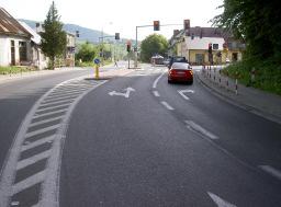 Ruch tranzytowy z obu dróg nakłada się na ruch lokalny i główną ulicą biegnie przez centrum do skrzyŝowania nr 2 Ponadto występują zwęŝenia jezdni, co w konsekwencji powoduje zatory na głównej ulicy.
